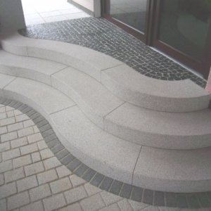 Weißgranit-Stufen, Podest Basalt Mosaik